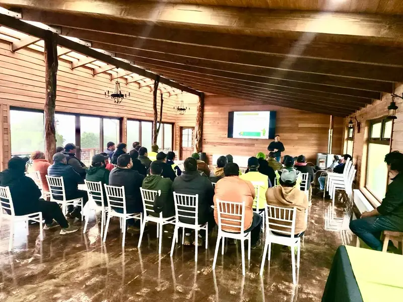 Capacitación de prevención de riesgos para trabajadores agrícolas en un salón de madera